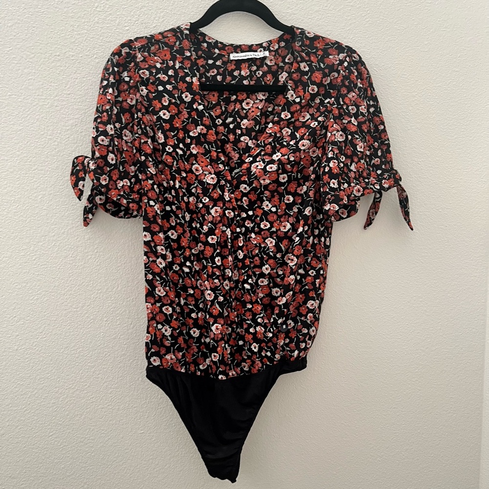 NEVER WORN Abercrombie & Fitch short sleeve floral wrap bodysuit SIZE M